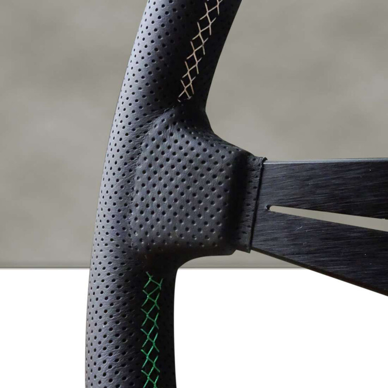 Volant Nardi Deep Corn Ø33, Cuir Noir Perforé, Branches Noires, Coutures Italia Segmentées, Tulipé 50 mm