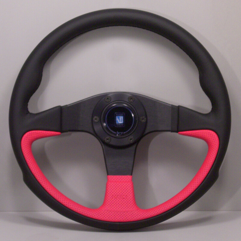 Volant Nardi Challenge, Cuir Rouge, Branches Noires, Coutures Noires, Tulipé 45 mm, Ø35 cm